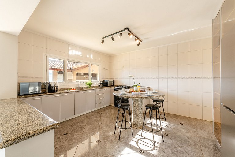 Refúgio com piscina, lareira e conforto – 1h de SP