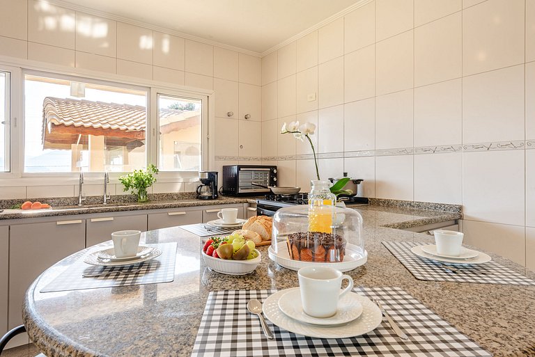 Refúgio com piscina, lareira e conforto – 1h de SP