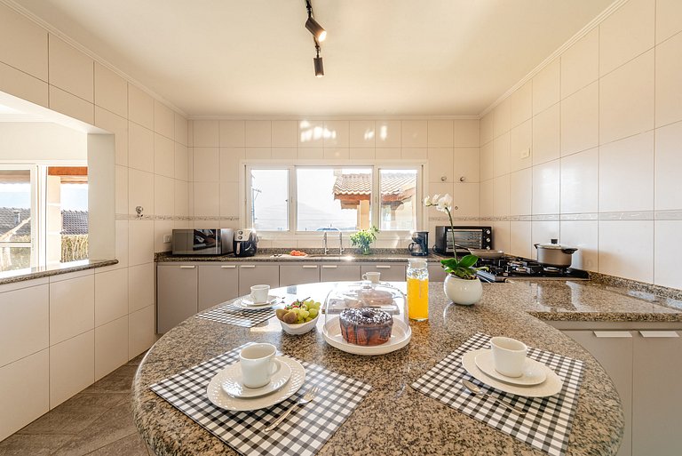 Refúgio com piscina, lareira e conforto – 1h de SP