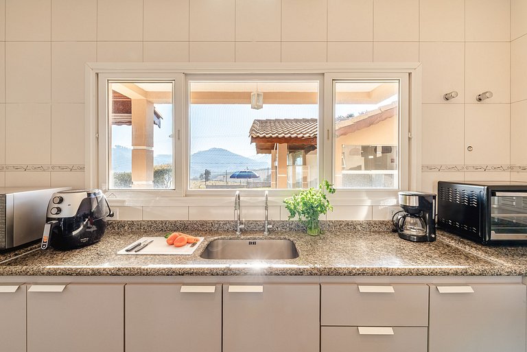 Refúgio com piscina, lareira e conforto – 1h de SP