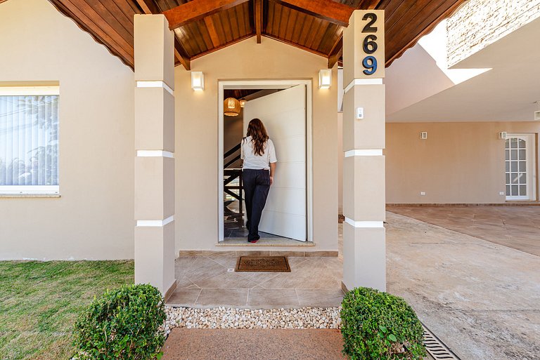 Refúgio com piscina, lareira e conforto – 1h de SP