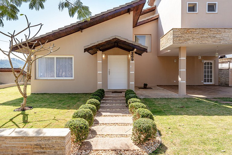 Refúgio com piscina, lareira e conforto – 1h de SP