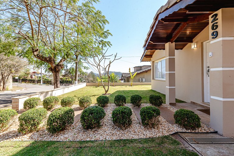 Refúgio com piscina, lareira e conforto – 1h de SP