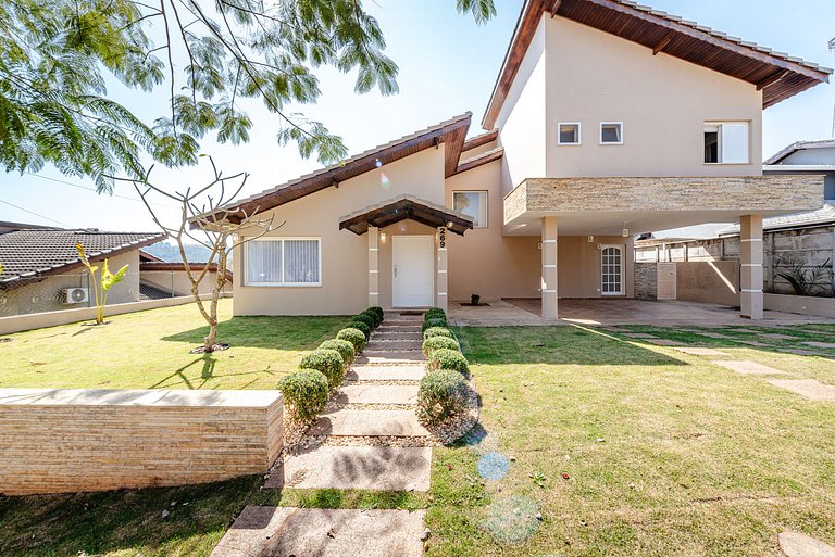 Refúgio com piscina, lareira e conforto – 1h de SP