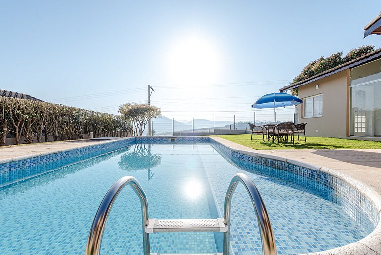 Refúgio com piscina, lareira e conforto – 1h de SP