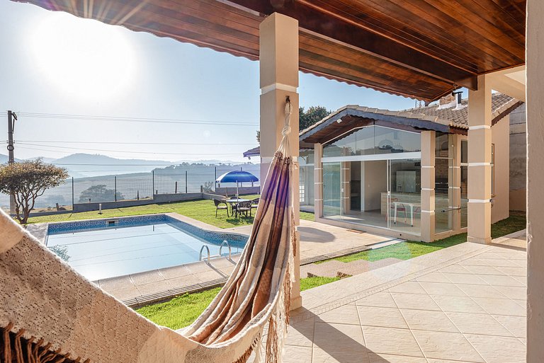 Refúgio com piscina, lareira e conforto – 1h de SP