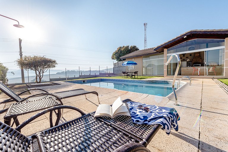 Refúgio com piscina, lareira e conforto – 1h de SP