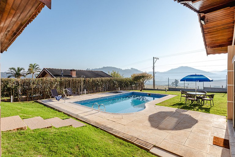 Refúgio com piscina, lareira e conforto – 1h de SP