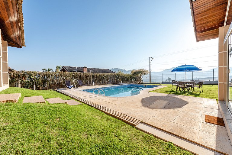 Refúgio com piscina, lareira e conforto – 1h de SP