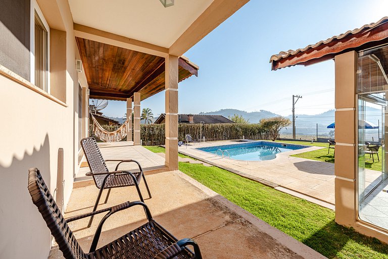 Refúgio com piscina, lareira e conforto – 1h de SP