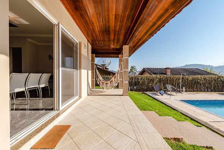 Refúgio com piscina, lareira e conforto – 1h de SP