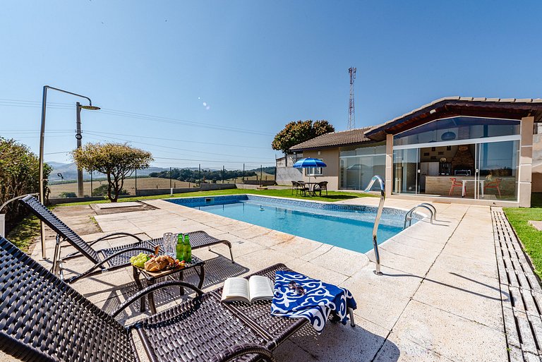 Refúgio com piscina, lareira e conforto – 1h de SP