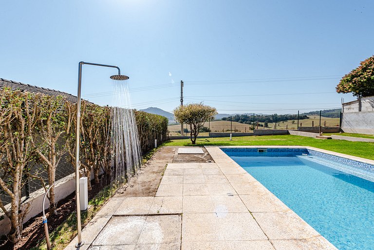 Refúgio com piscina, lareira e conforto – 1h de SP