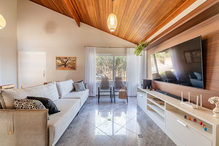 Refúgio com piscina, lareira e conforto – 1h de SP
