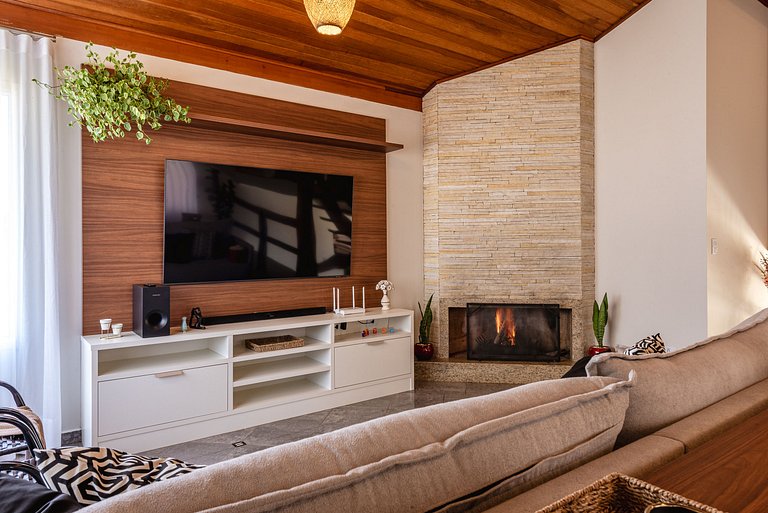 Refúgio com piscina, lareira e conforto – 1h de SP