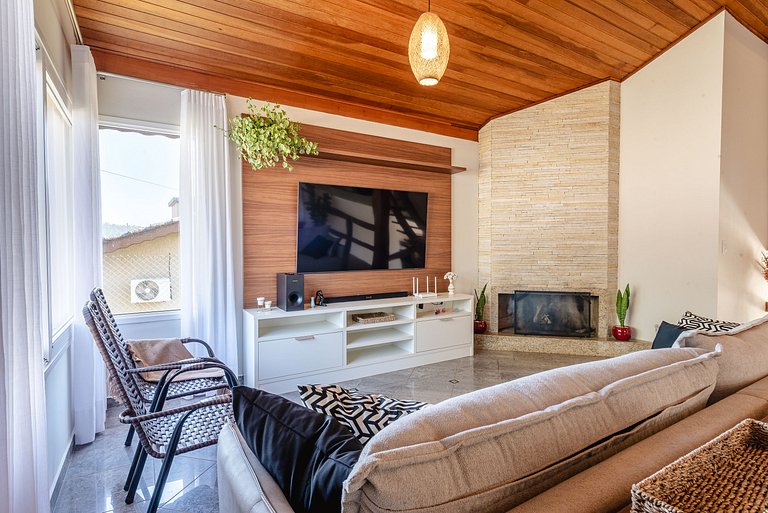 Refúgio com piscina, lareira e conforto – 1h de SP