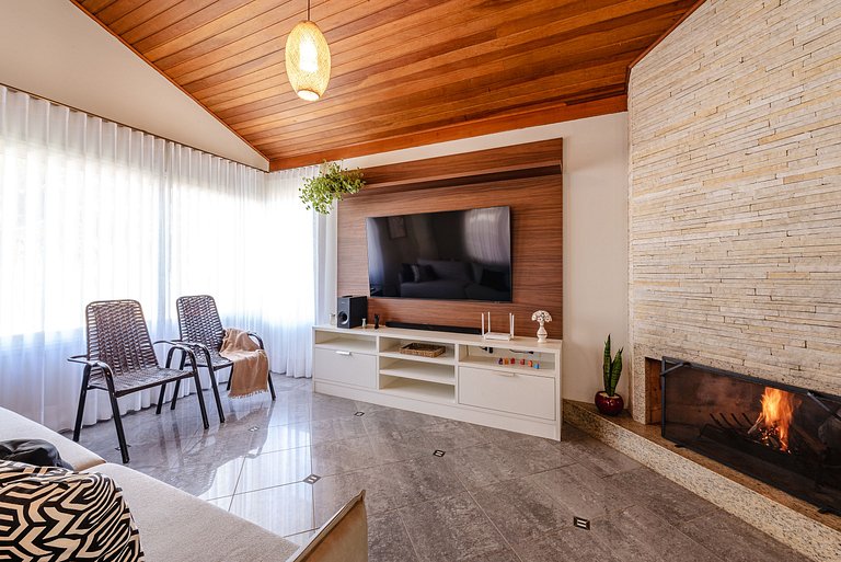 Refúgio com piscina, lareira e conforto – 1h de SP