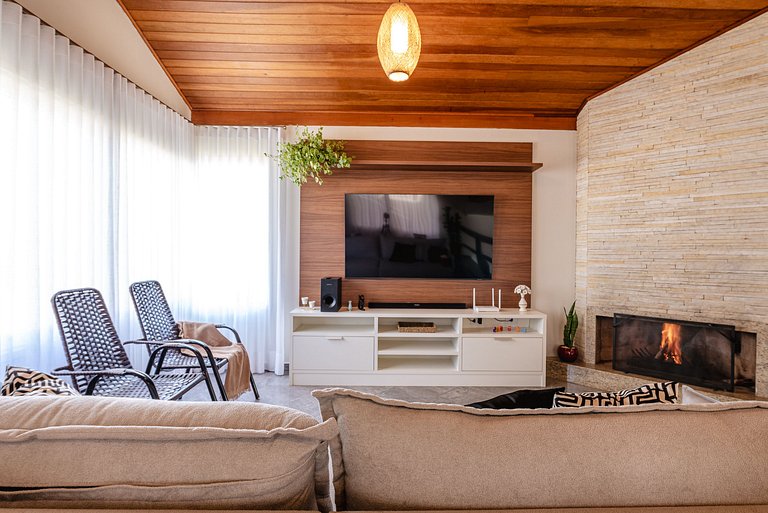 Refúgio com piscina, lareira e conforto – 1h de SP