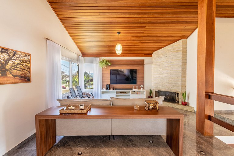 Refúgio com piscina, lareira e conforto – 1h de SP