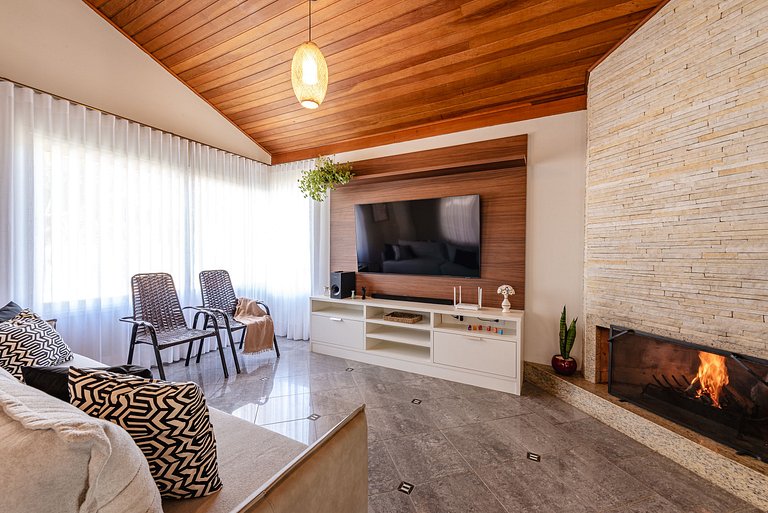 Refúgio com piscina, lareira e conforto – 1h de SP