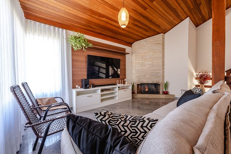 Refúgio com piscina, lareira e conforto – 1h de SP