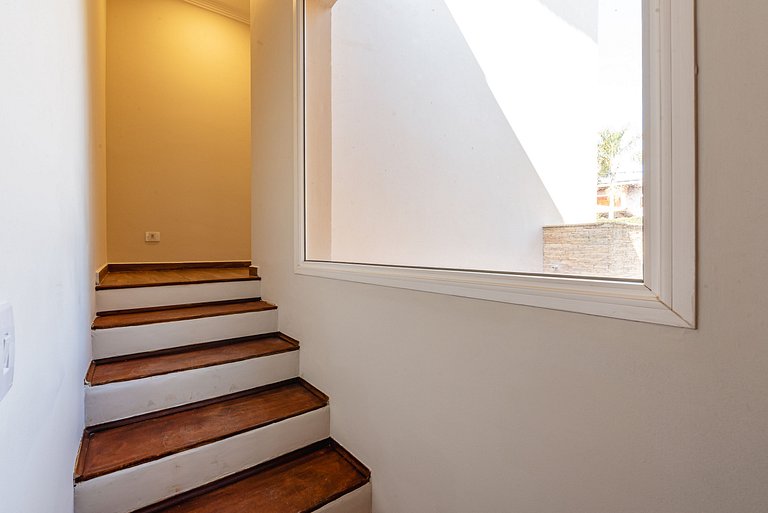 Refúgio com piscina, lareira e conforto – 1h de SP