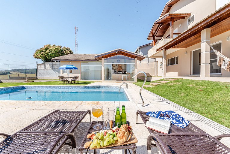 Refúgio com piscina, lareira e conforto – 1h de SP
